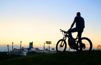 225508_350_Radler auf dem Olympiaberg, © München Tourismus, Tommy Lösch.jpg